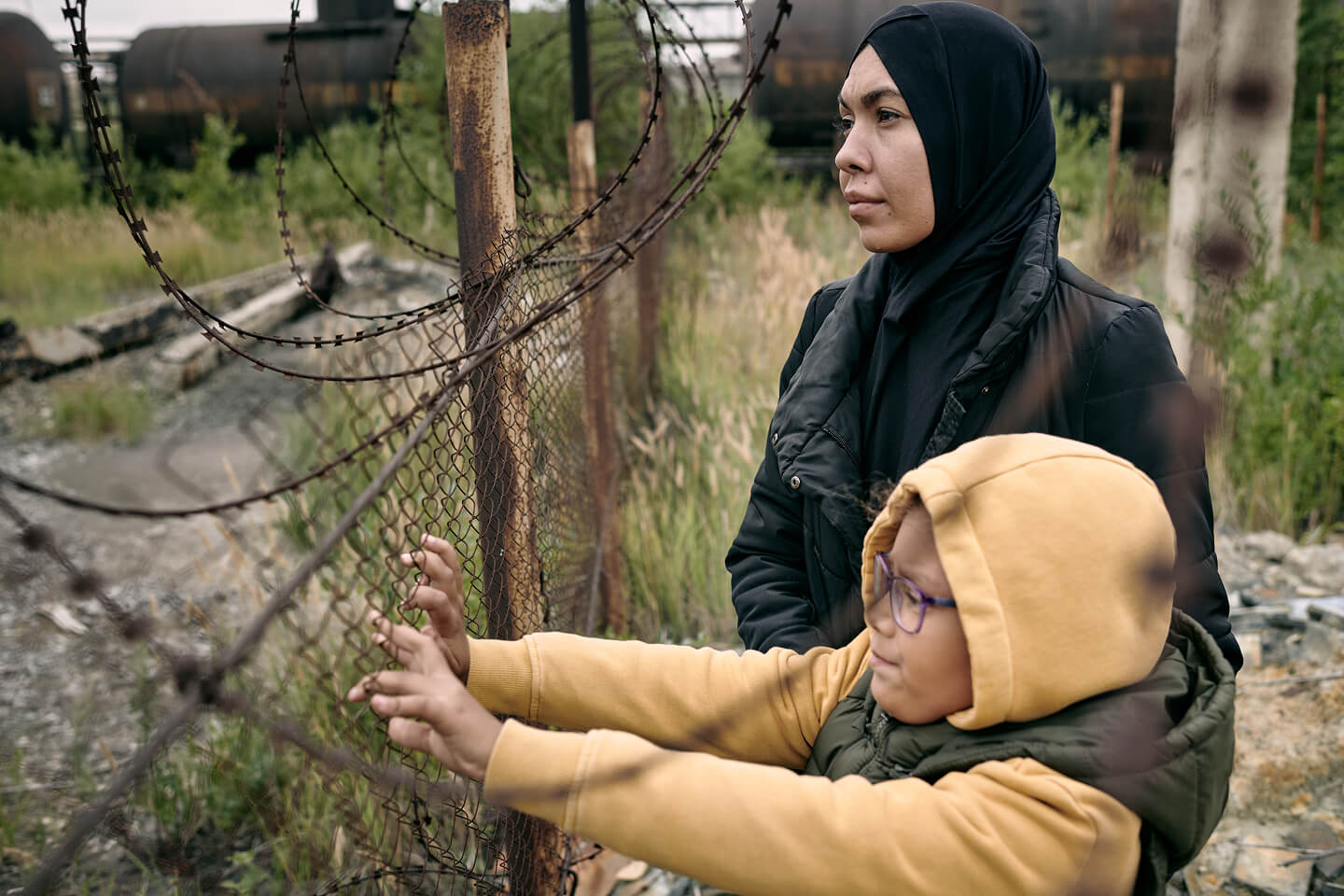muslim-woman-with-child-at-barbed-wire-2025-04-02-22-19-35-utc.jpg muslim-woman-with-child-at-barbed-wire-2025-04-02-22-19-35-utc.jpg